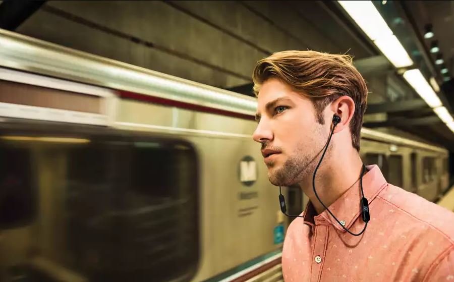Słuchawki JBL Tune 110BT Blue mężczyzna w metrze