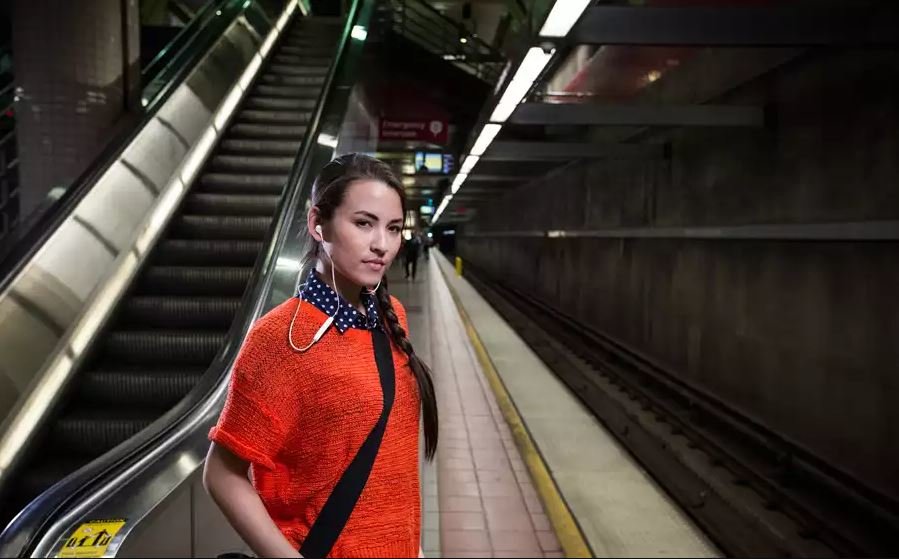 Słuchawki JBL Tune 110BT Blue kobieta w metrze