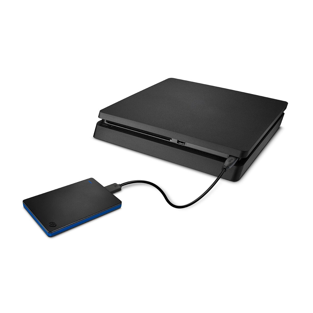 Dysk do konsoli PS4 Seagate Game Drive 4TB przenośny na białym tle podłączony do konsoli Playstation 4 widoczne lekko z boku