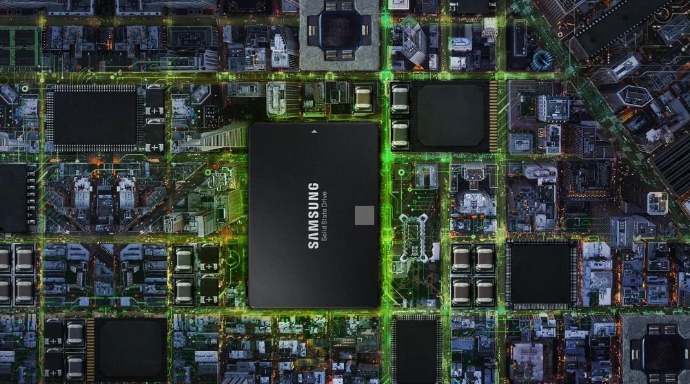 Dysk SSD Samsung 860 EVO M.2 250GB widok w pionie na tle układów scalonych