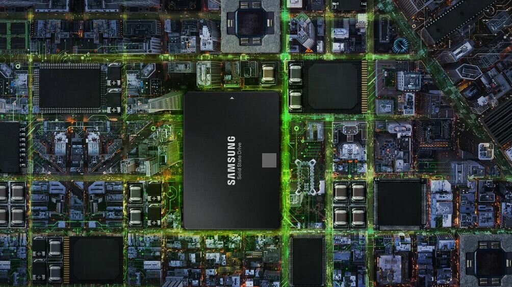 Dysk SSD Samsung 860 EVO M.2 MZ-N6E500BW 500GB dysk w pionie na tle innych podzespołów