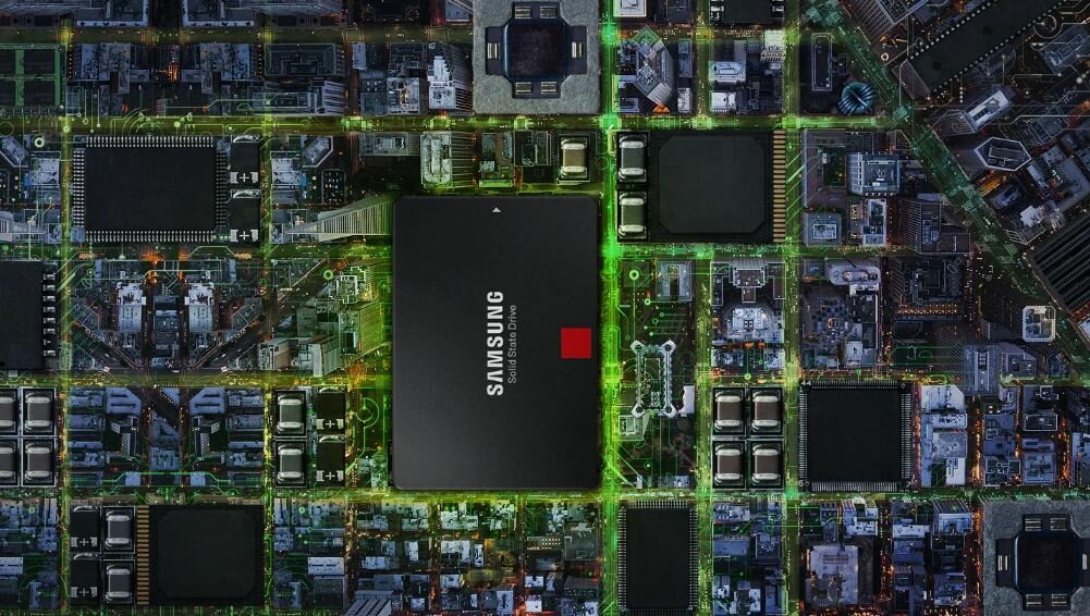 Dysk SSD Samsung 860 PRO MZ-76P1T0B/EU 1TB widok w pionie na tle innych podzespołów