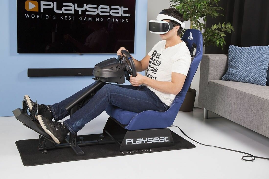 Fotel dla graczy Playseat Evolution PlayStation RPS.00156 mężczyzna siedzący na fotelu 