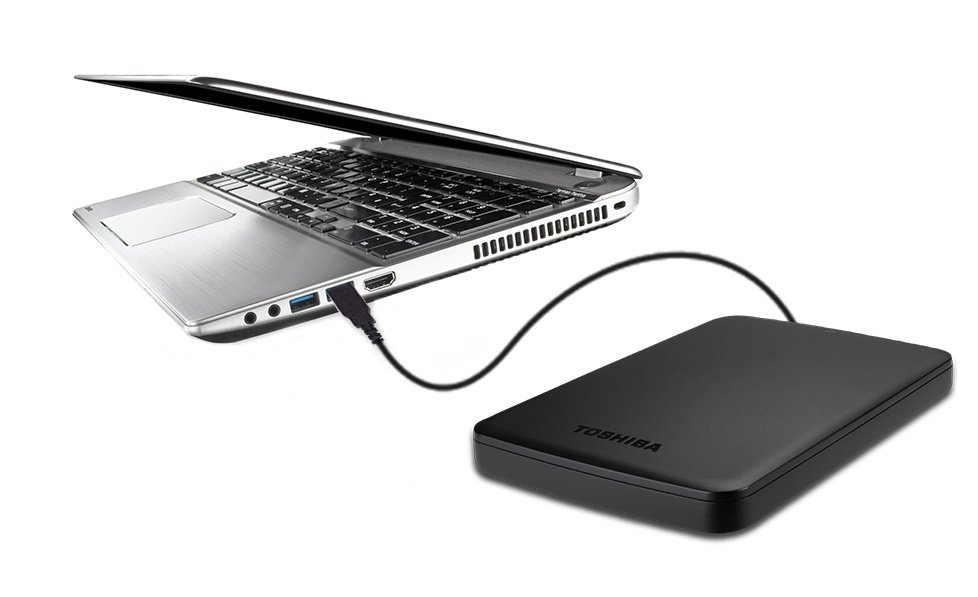 Dysk zewnętrzny Toshiba Canvio Basics 2TB podłączony kablem USB do laptopa