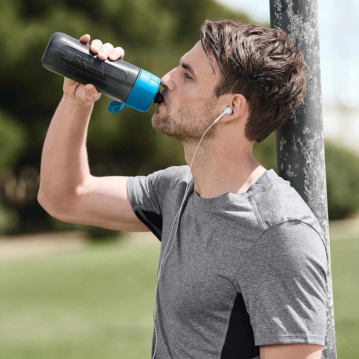 Butelka filtrująca Brita Fill&Go Active widok na mężczyznę pijącego wodę z butelki w parku