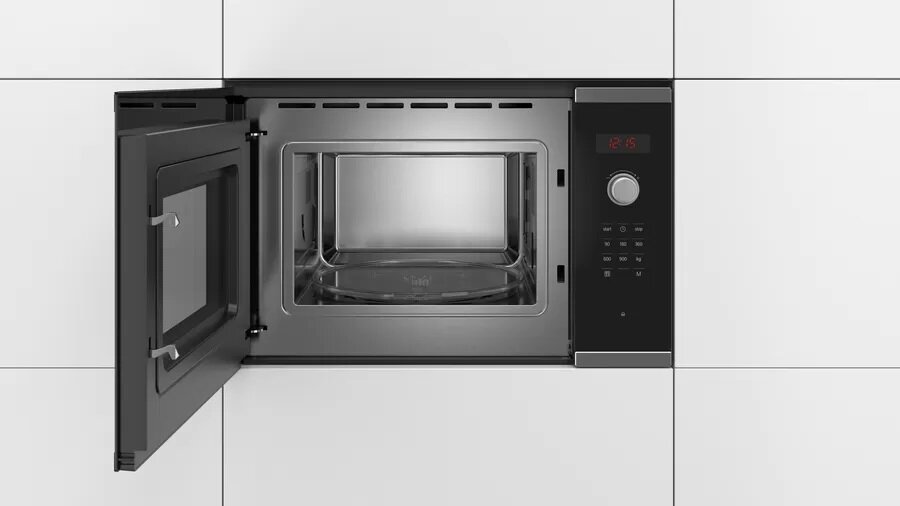 Kuchenka mikrofalowa Bosch BFL553MS0 widok na wnętrze kuchenki