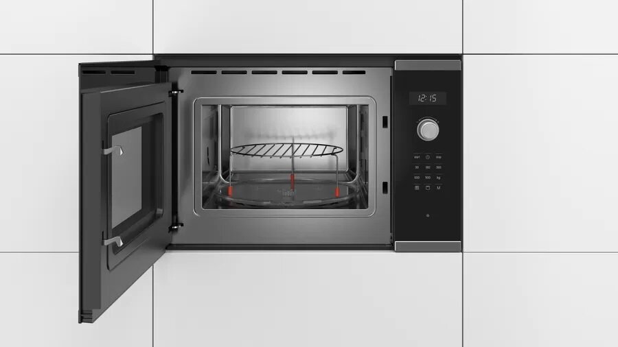 Kuchenka mikrofalowa Bosch BEL554MS0 widok na wnętrze kuchenki