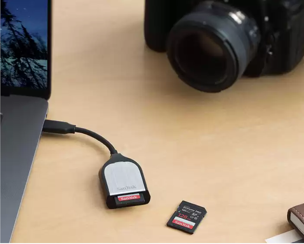 Czytnik kart SD SanDisk Extreme Pro USB-C podłączony do laptopa
