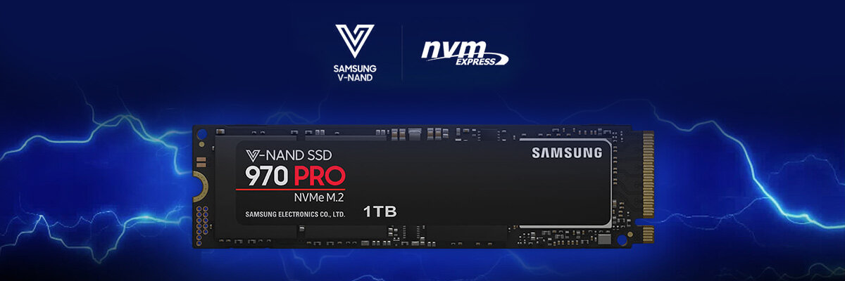 Dysk SSD Samsung 970 PRO NVMe™ MZ-V7P1T0BW 1TB M.2 widok od frontu, grafika na niebieskim tle z piorunami