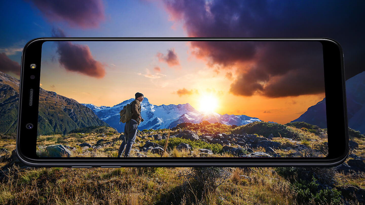 Smartfon Samung Galaxy A6+ SM-A605FZDNXEO złoty widok od przodu na ekran w poziomie
