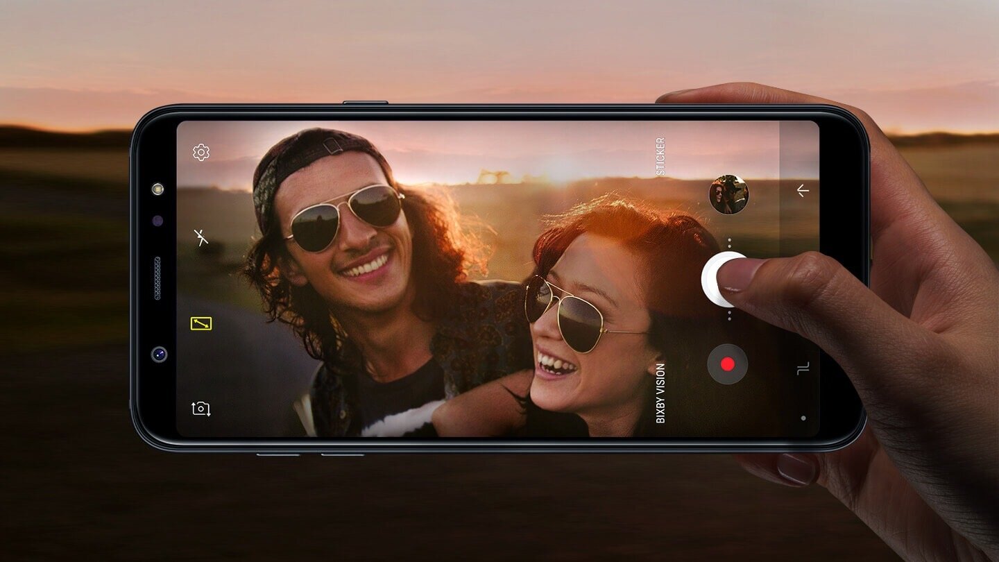 Smartfon Samung Galaxy A6+ SM-A605FZDNXEO złoty widok od przodu na ekran w poziomie przedstawiony interfejs aplikacji aparat