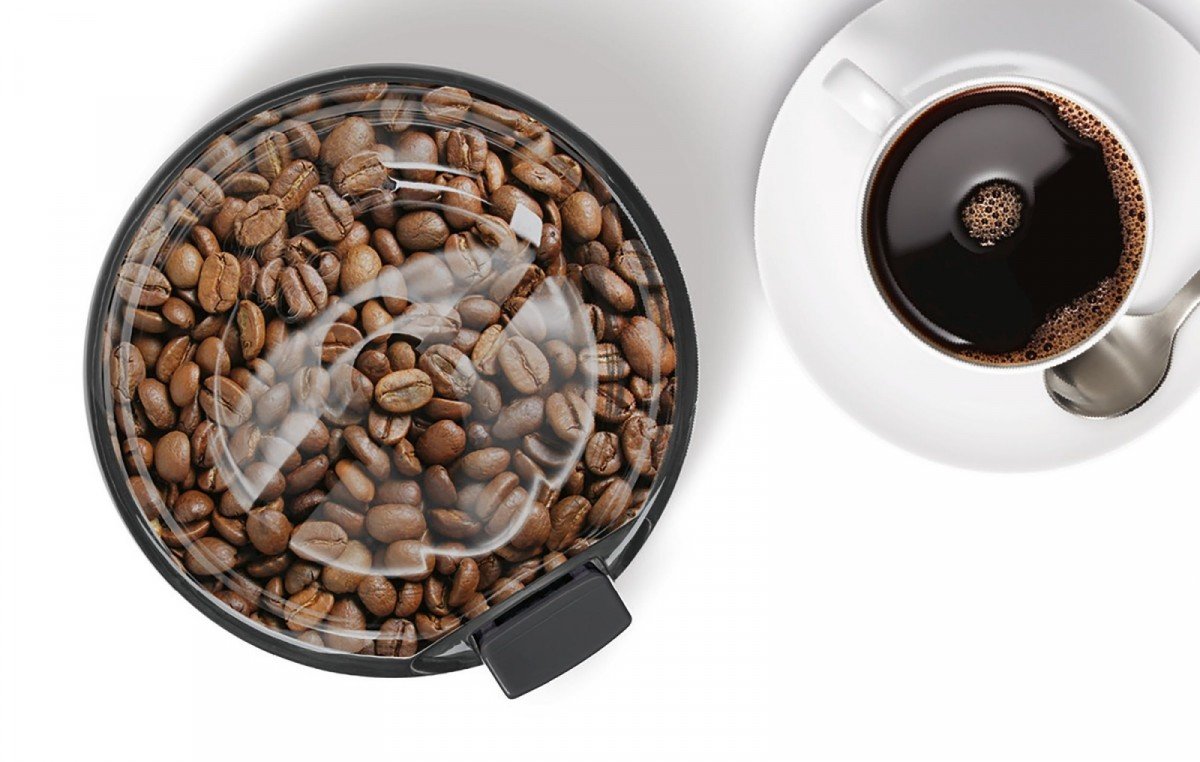 Młynek do kawy Bosch TSM6A017C beżowy, zasypany ziarnami kawy
