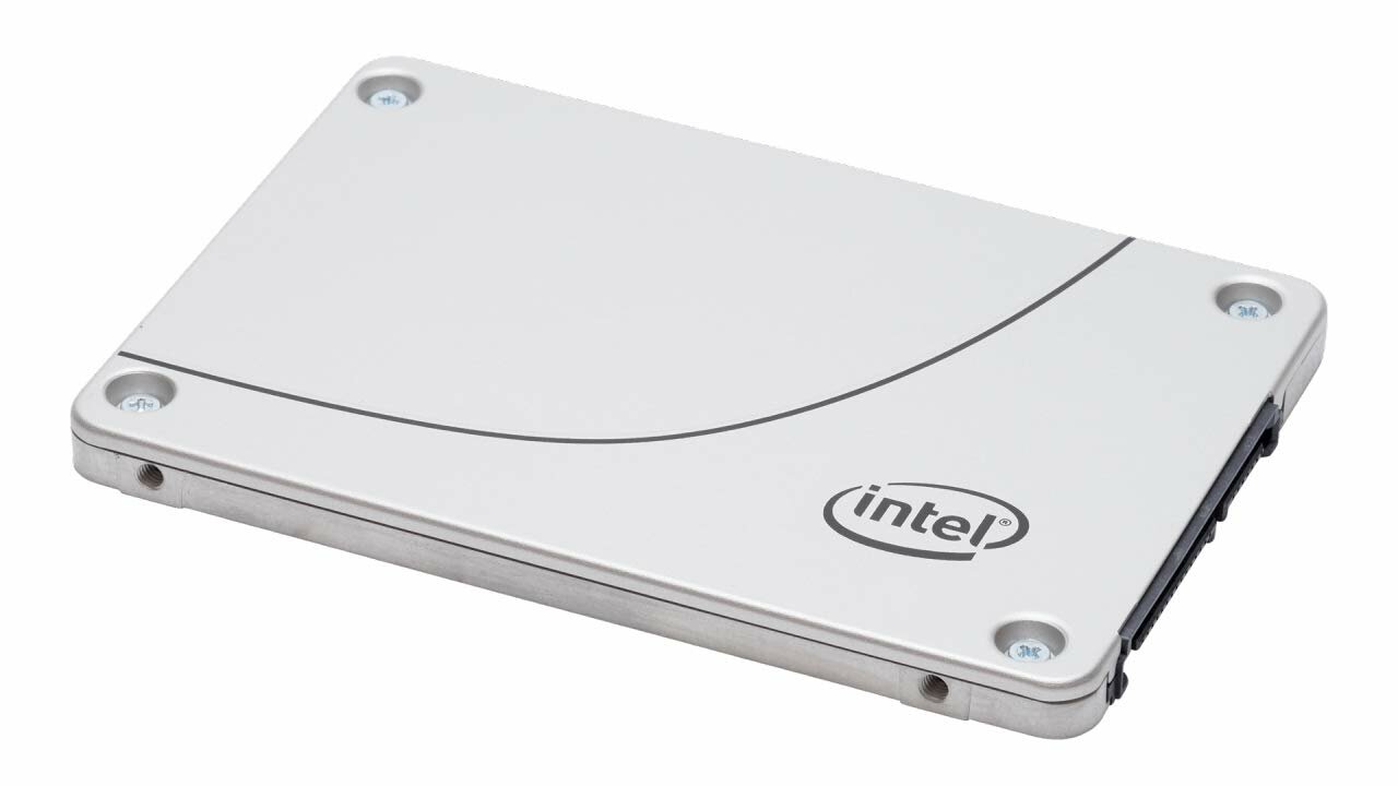 Dysk SSD Intel S4510 480 GB widoczny pod skosem