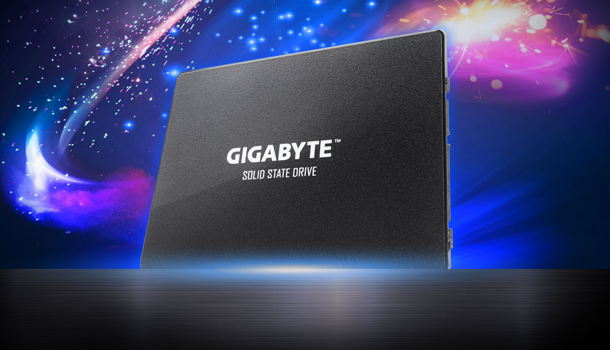 Dysk SSD Gigabyte GP-GSTFS31120GNTD czarny widok na przód od dołu