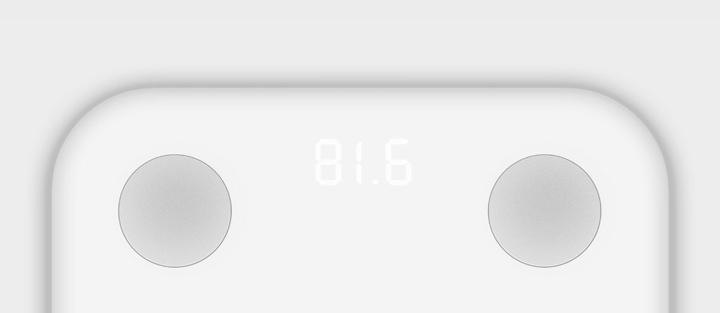 Waga łazienkowa Xiaomi Mi Body Composition Scale 15828 widok na połowę wagi z widocznym wynikiem na wyświetlaczu LED