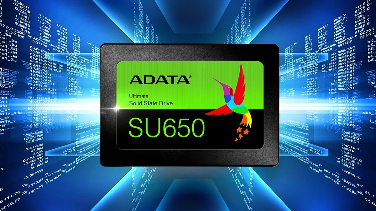 Dysk SSD Adata Ultimate SU650 512GB 2,5” widok dysku od przodu  na niebieskim tle
