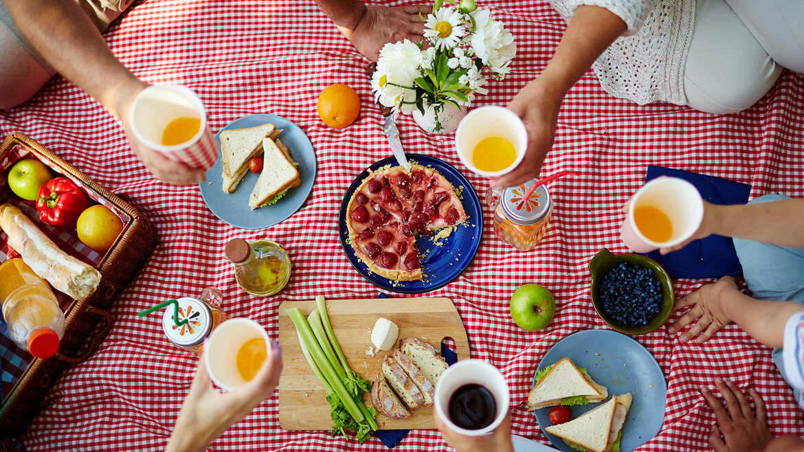 Opiekacz do kanapek MPM MOP-35 grafika przedstawiająca piknik na którym znajdują się różne posiłki
