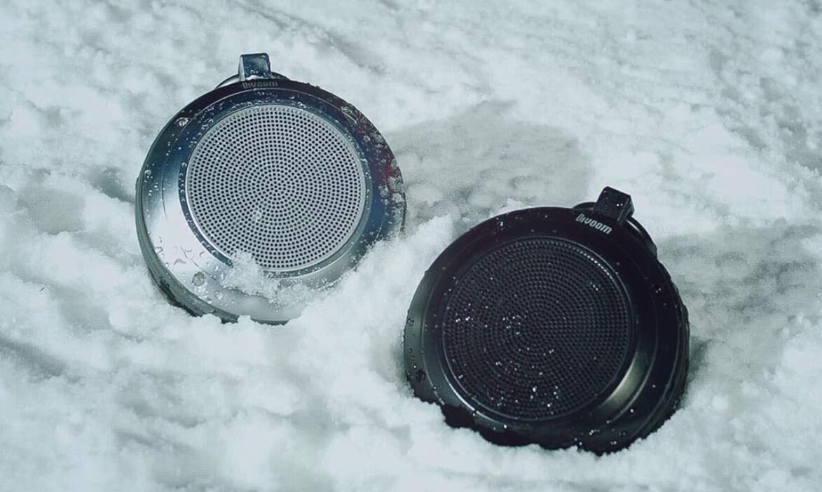 Głośnik Divoom Voombox Trek czarny dwa głośniki leżące w śniegu
