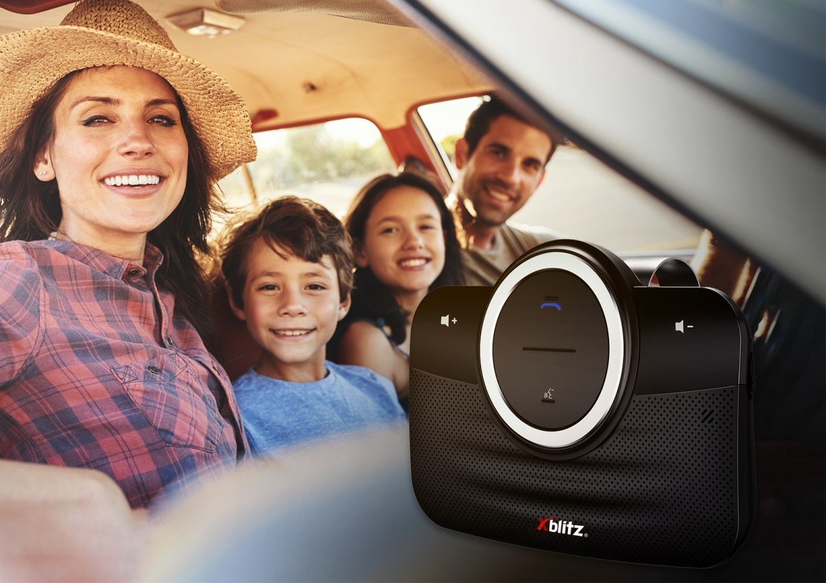 Zestaw głośnomówiący Xblitz X1000 Professional Bluetooth na tle rodziny w samochodzie