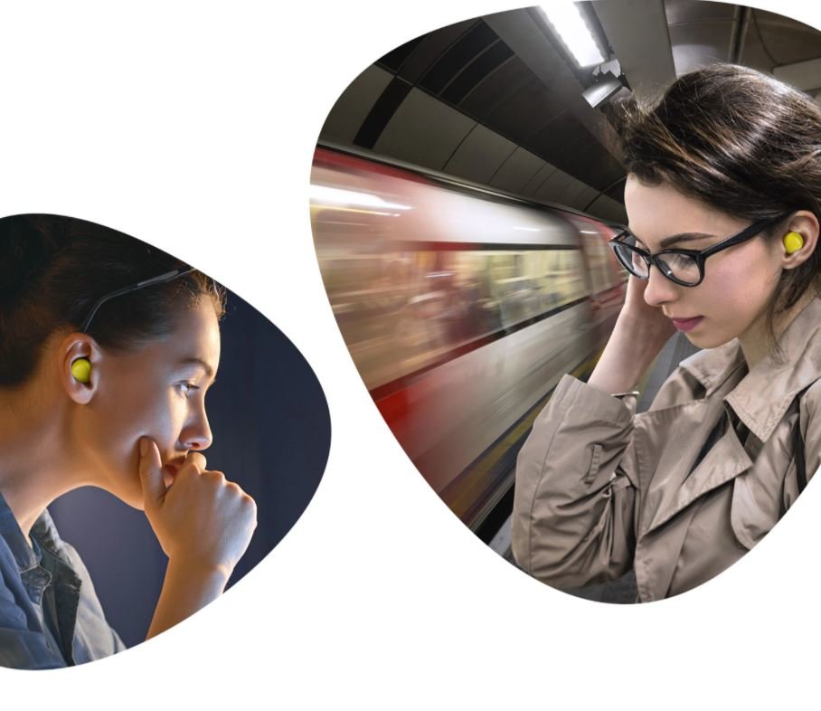 Słuchawki bezprzewodowe Samsung Galaxy Buds SM-R170NZKAXEO czarne widok na założone słuchawki