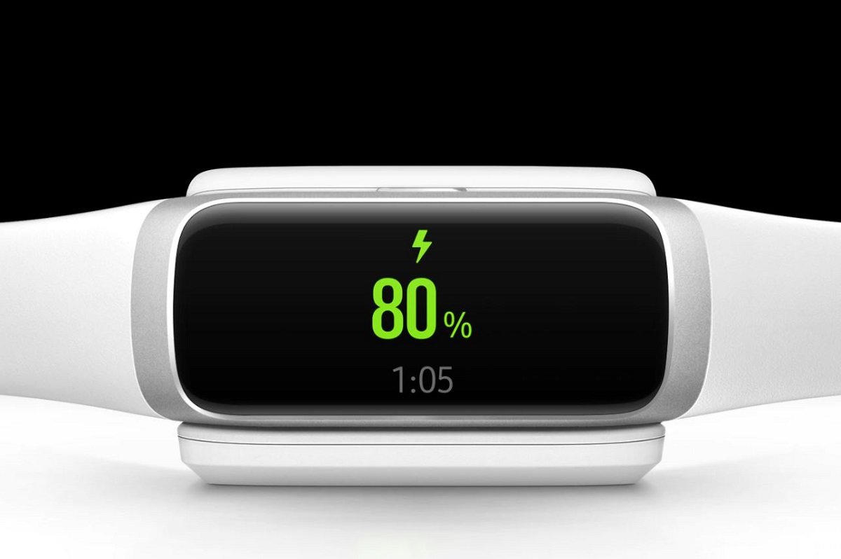 Smartwatch Samsung Galaxy Fit SM-R370NZKAXEO Czarny widok od przodu na tarczę podczas ładowania