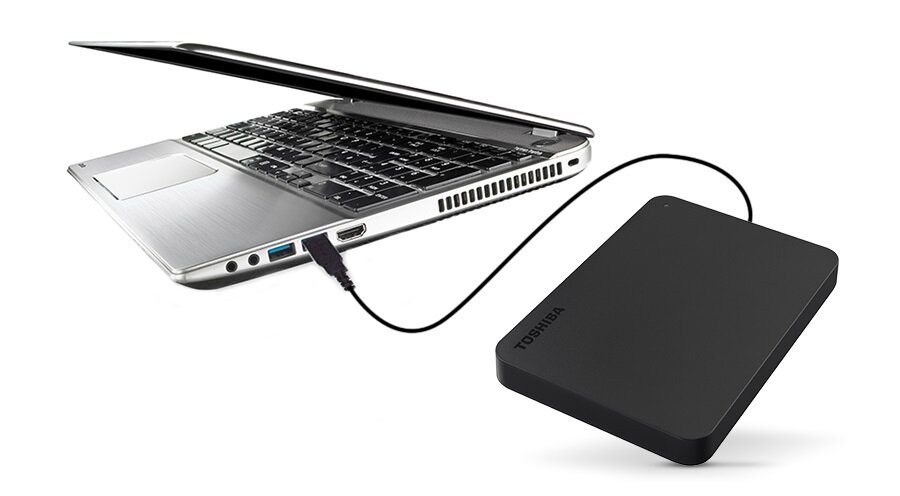 Dysk zewnętrzny Toshiba Canvio Basics 4TB podłączony do srebrnego laptopa