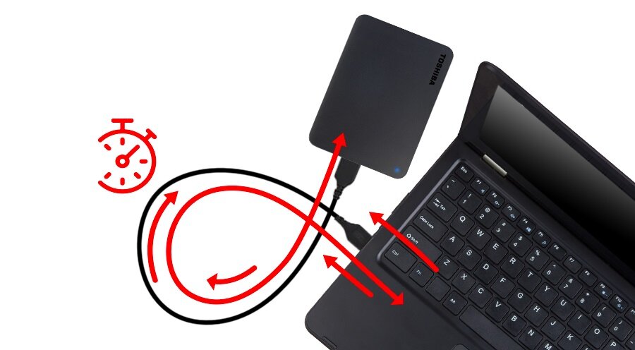 Dysk zewnętrzny Toshiba Canvio Basics 4TB podłączony do czarnego laptopa
