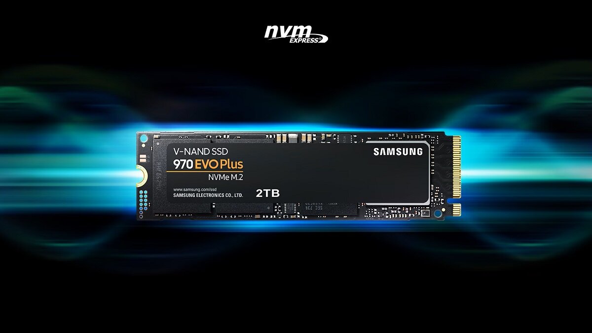 Dysk SSD Samsung 970 EVO Plus 1TB M.2 od frontu na tle niebieskiej grafiki