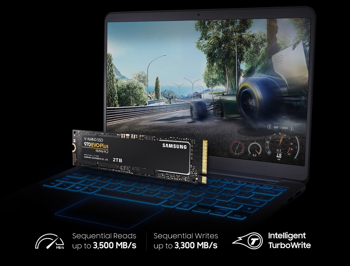 Dysk SSD Samsung 970 EVO Plus 1TB M.2 od frontu na tle laptopa