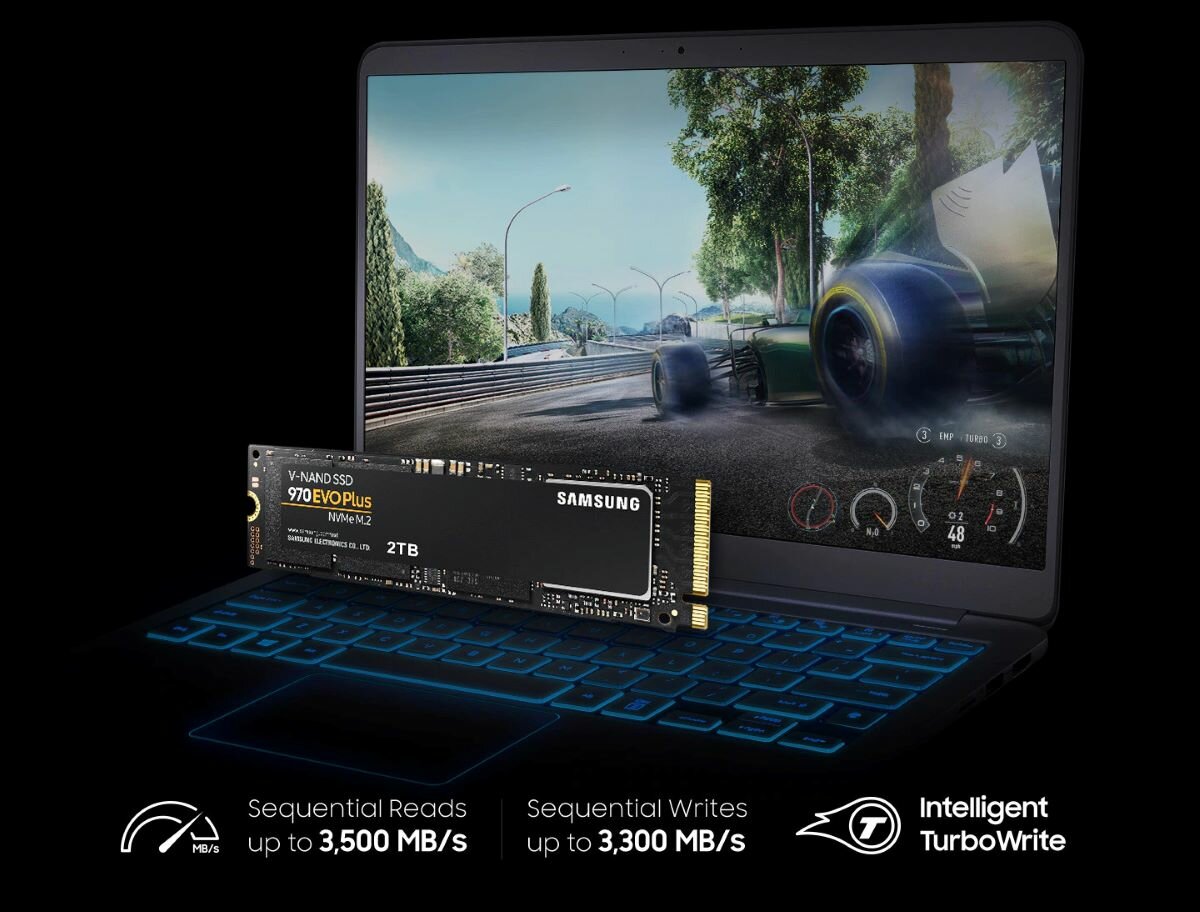 Dysk SSD Samsung 970 EVO PLUS 2TB NVMe M.2 na tle laptopa