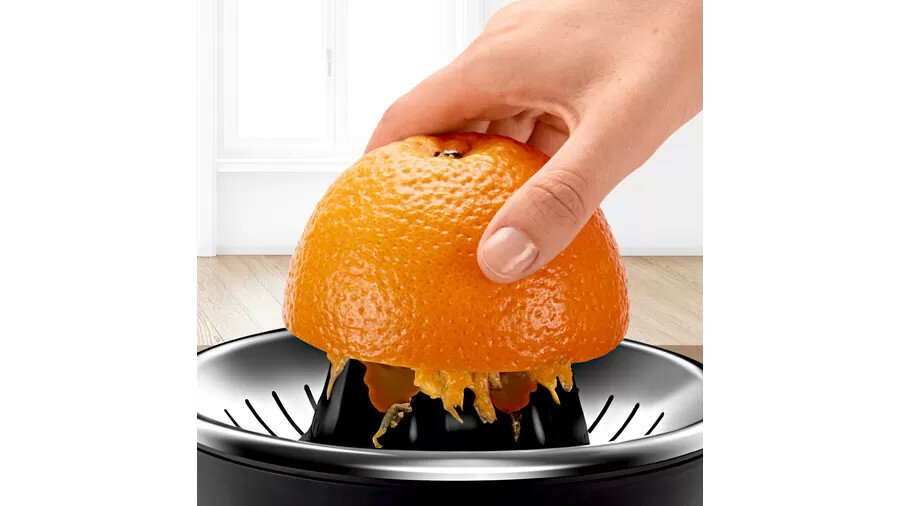 Wyciskarka do cytrusów Bosch VitaPress 800ml człowiek wyciskający pomarańczę