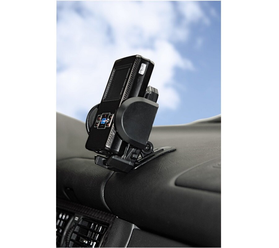 Uchwyt samochodowy Hama Car-Mobile widok na uchwyt przymocowany do kratki wentylacyjnej z włożonym odtwarzaczem MP3 od boku