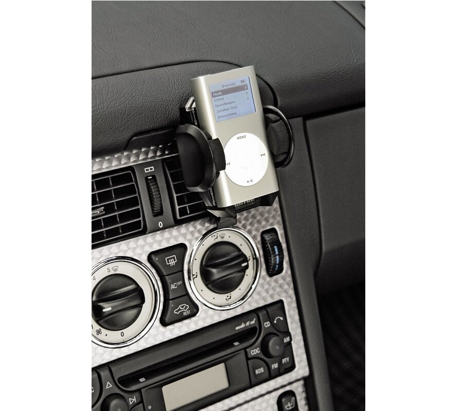 Uchwyt samochodowy Hama Car-Mobile widok na uchwyt przymocowany do kratki wentylacyjnej z włożonym odtwarzaczem MP3 pod skosem w lewo