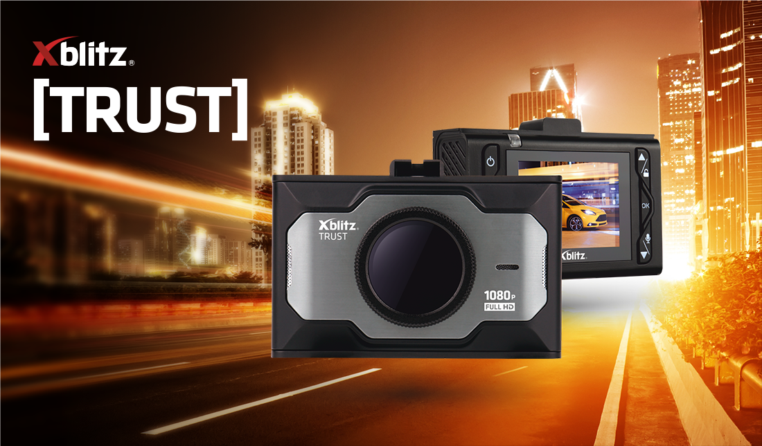 Wideorejestrator Xblitz Trust Full HD na tle drogi w mieście, dwie kamery pokazane od tyłu i pod skosem