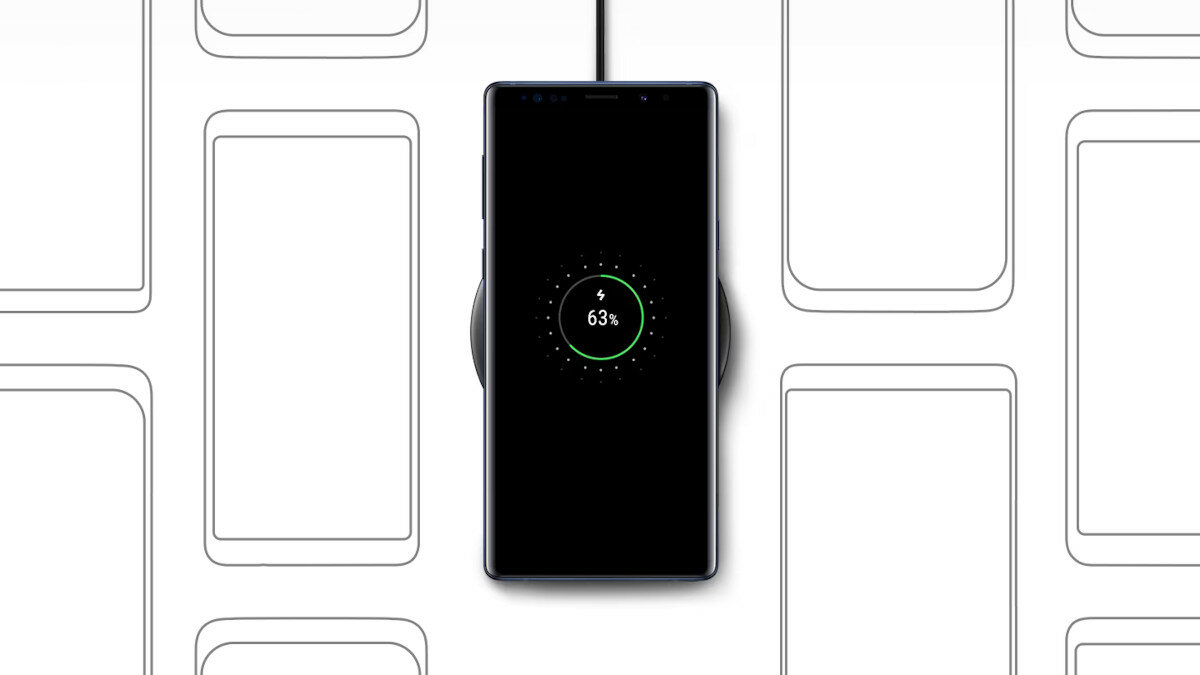 Ładowarka indukcyjna Samsung Fast Charge Pad Slim USB-C podczas ładowania telefonu Samsung