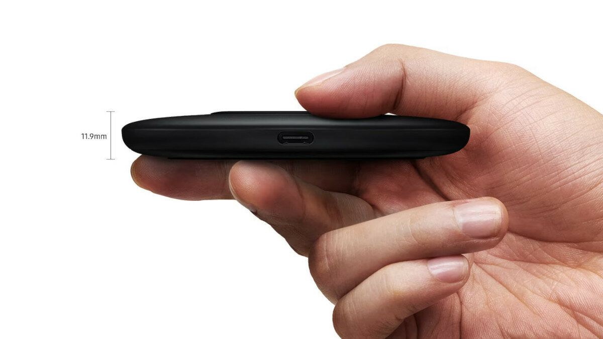 Ładowarka indukcyjna Samsung Fast Charge Pad Slim USB-C trzymana w ręce
