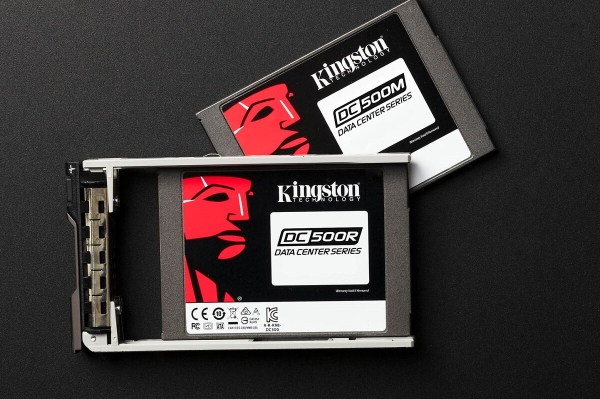 Dysk SSD Kingston DC500M 480GB od frontu and drugim dyskiem od frontu