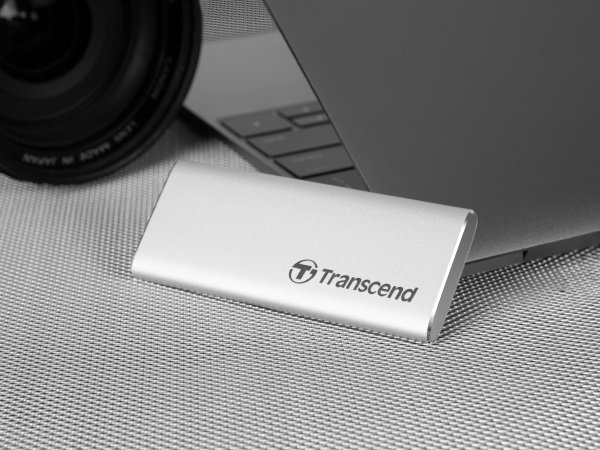 Dysk SSD Transcend ESD240C 240GB Srebny obok laptopa