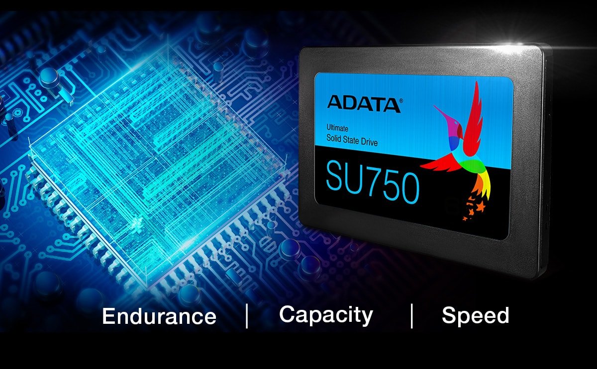 Dsyk SSD Adata Ultimate SU750 ASU750SS-1TT-C 1 TB Dysk na tle układów scalonych widok na przód od prawej strony