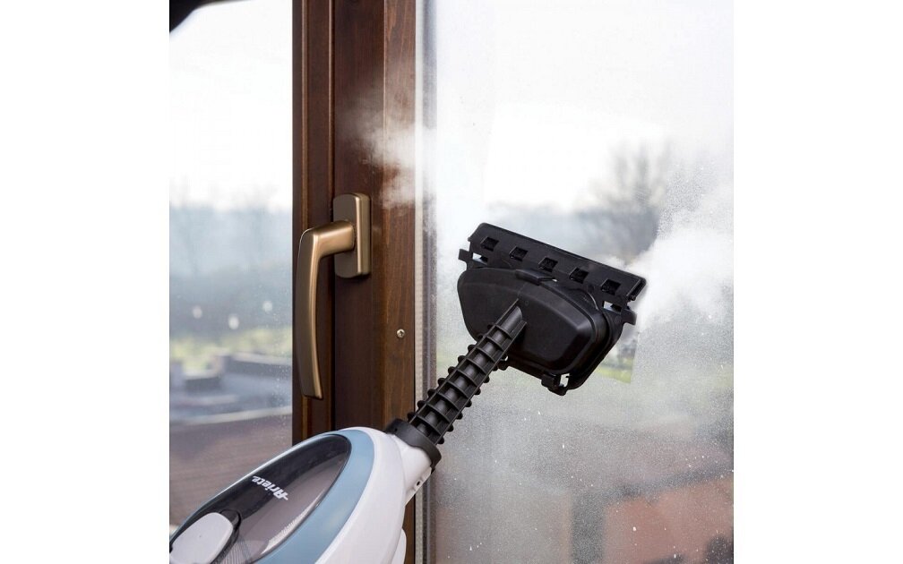 Mop parowy Ariete Steam Mop 4164 10w1 podczas mycia okna