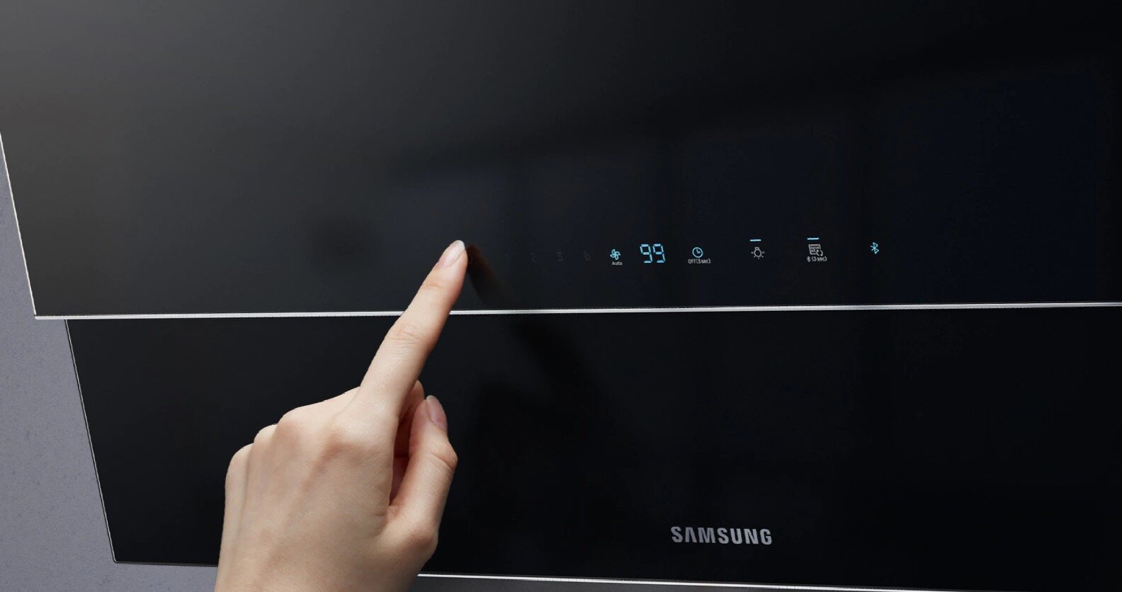 Okap skośny z funkcją Bluetooth Samsung NK36N9804VB/UR 737m3/godz widok na panel dotykowy