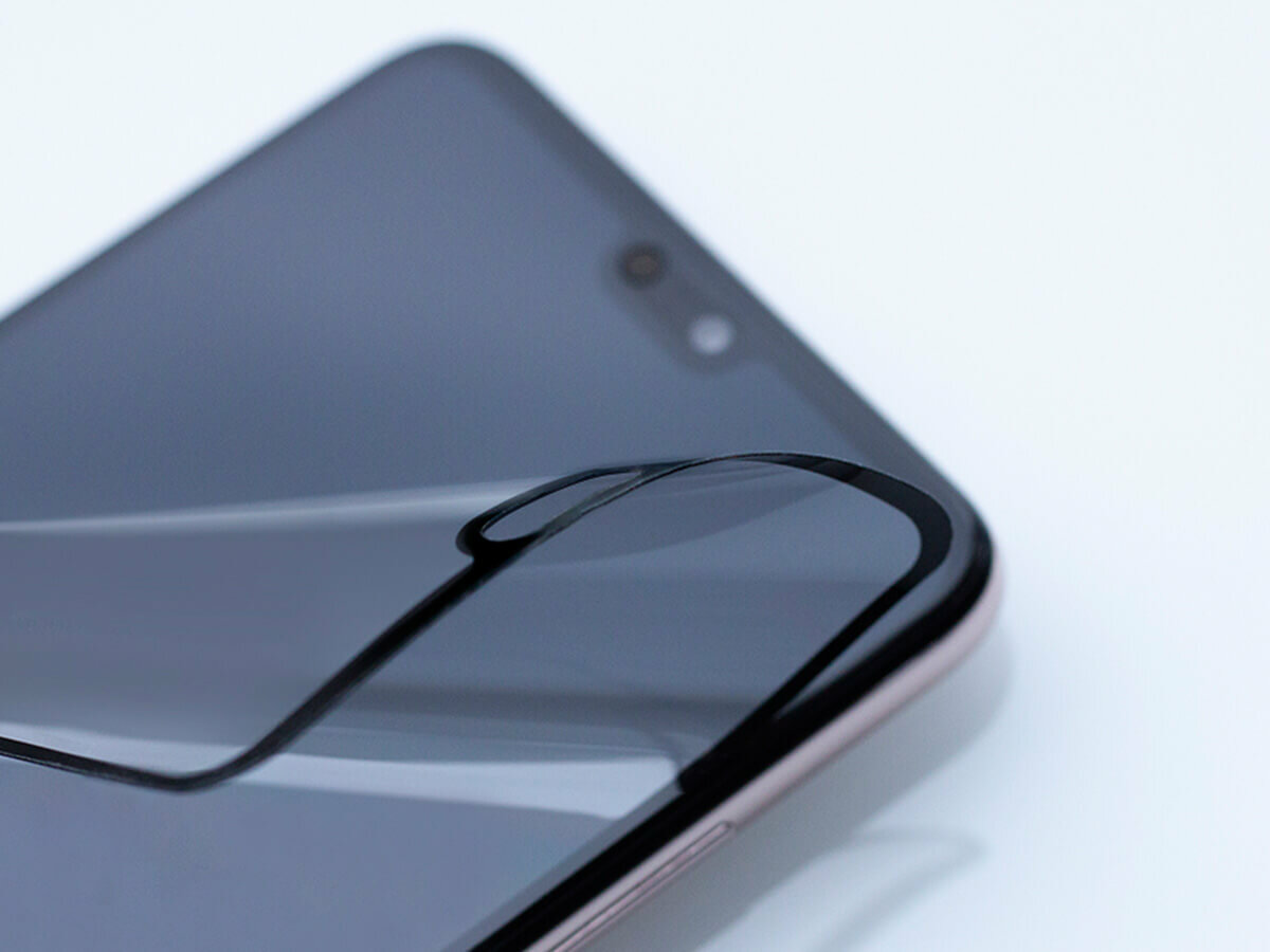Szkło hybrydowe 3mk FlexibleGlass MAX do Galaxy A50 2019 widok od góry podczas nakładania szkła