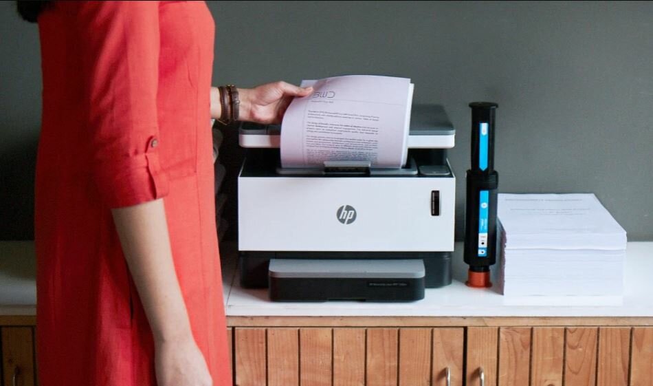 Drukarka HP Neverstop Laser 1000w 4RY23A widok na drukarkę od przodu w trakcie wydruku dokumentów