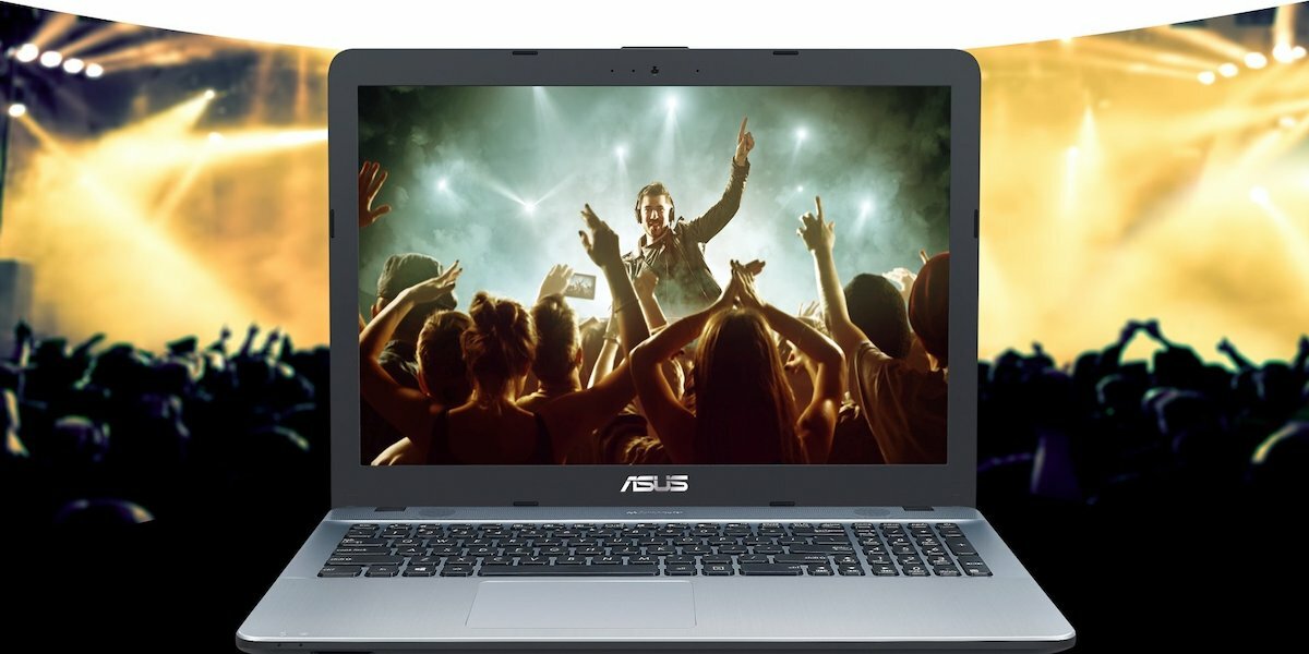Laptop Asus X441BA-CBA6A AMD A6 widoczny frontem z wyświetlanym koncertem na matrycy 