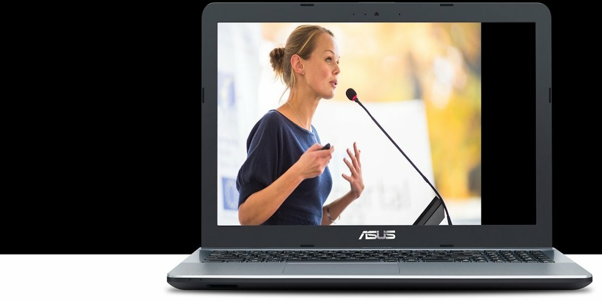 Laptop Asus X441BA-CBA6A AMD A6 widoczny frontem z kobieta przed mikrofonem  