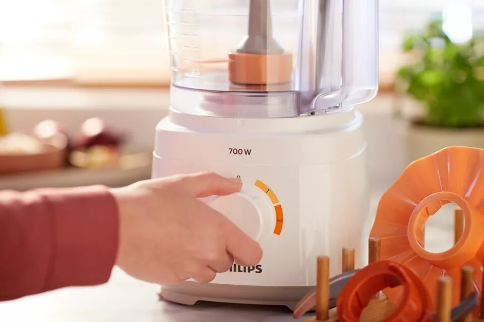 Robot kuchenny Philips HR7310/00 widok na dłoń przekręcającą pokrętło w robocie