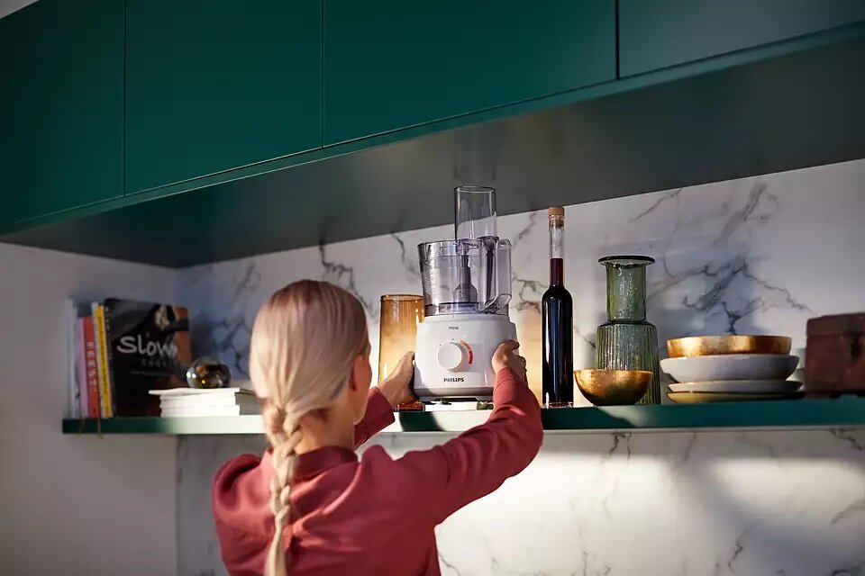 Robot kuchenny Philips HR7310/00 widok na kobietę stawiającą robota na półce
