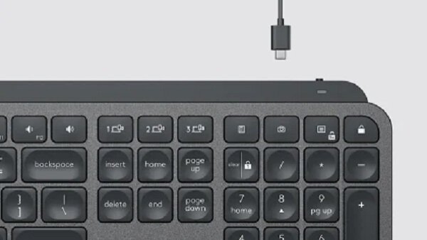 Klawiatura Logitech MX Keys UWLOKLBBS210 zbliżenie na klawisze i widoczny kabel USB-C