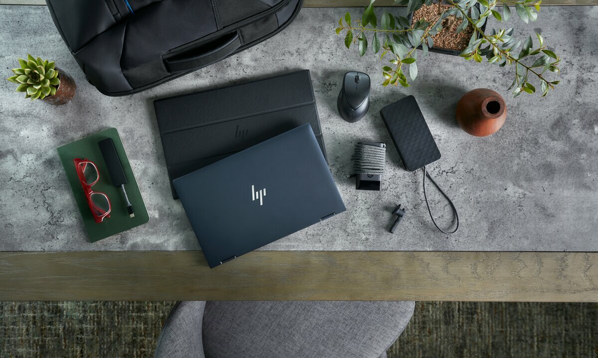 Plecak HP Executive 17.3 6KD05AA plecak na biurku  z akcesoriami - widok z góry
