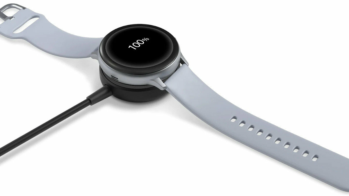 Smartwatch Samsung Galaxy Watch Active 2 40mm LTE pod skosem w trakcie ładowania na ładowarce indukcyjnej
